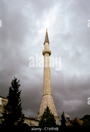 Dramatischer Himmel und Minarett der Aya Sofya Hagia Sophia in Sultanahmet Istanbul in der Türkei im Nahen Osten Asien. Islamische muslimische Reisen Architektur Stockfoto