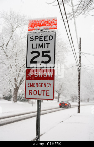 Ein Notfall Schnee Weg und Tempolimit melden gesehen während eine heftige Schneefälle, Maryland, USA. Stockfoto