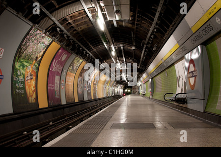 Dies ist ein Bild einer Plattform der Londoner U-Bahn in feierte Bild während der Nacht aufgenommen wurde. Stockfoto