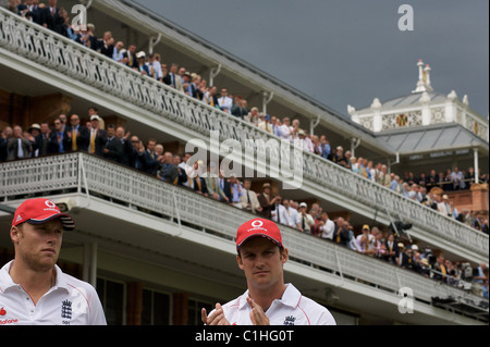 Andrew Flintoff und Andrew Strauss nach dem Spiel in der England V Australien Asche Testreihen auf Lords, London, am Montag. Stockfoto