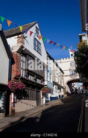 Fore Street mit dem Museum und dem East Gate, Totnes, Devon, England, Großbritannien Stockfoto