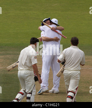 Andrew Strauss und Andrew Flintoff hug nach Sieg Mitchell Johnson und Ben Hilfenhaus Bereich verlassen Stockfoto