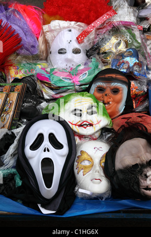 Eine Vielzahl von Gummimasken und eine weiße Plastik-Geistergesicht-Maske aus den Scream-Filmen zum Verkauf an einem Marktstand für Halloween, La Paz, Bolivien Stockfoto