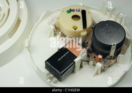 Rauchmelder zu Hause / Alarm - enthält radioaktives Element (Isotop) Americium 241 Stockfoto
