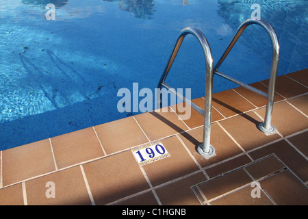 Eintrag Schritte und Tiefenanzeige für Swimmingpool des Hotels. Stockfoto