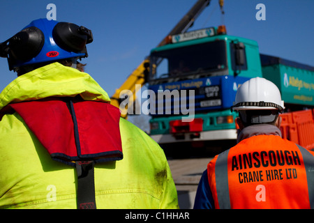 Ainscough Crane Hire Ltd; Entladen von Alstom National Grid Electrical Transformer, von der Barge Terra Marique auf dem Fluss Ribble, Preston UK Stockfoto