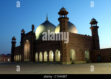 Badshahi-Moschee in der Abenddämmerung, Lahore, Pakistan Stockfoto