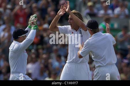 Stuart Broad feiert nach dem Schließen von Shane Watson während der fünften Testspiel der Asche auf das Oval, London, England. Stockfoto