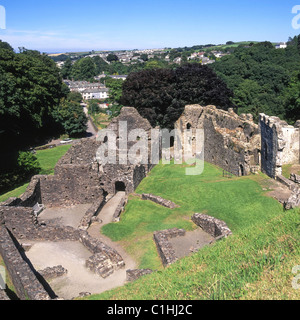 Ansicht von oben English Heritage Tourismus Attraktion historische Okehampton mittelalterlichen Motte und Bailey Burgruine mit Stadt hinaus in Devon, England Großbritannien Stockfoto