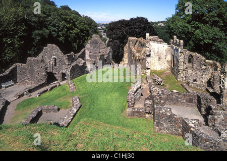 Blick von oben nach unten schaut auf English Heritage Tourismus Attraktion historische Okehampton mittelalterlichen Motte und Bailey Burgruinen in Devon, England Großbritannien Stockfoto