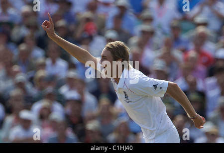Stuart Broad feiert nach der Entlassung von Michael Hussey während der fünften Testspiel der Asche auf das Oval, London, England. Stockfoto