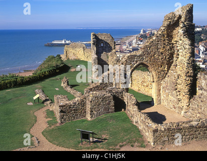 Hastings Burgruine mit Stadt jenseits Stockfoto