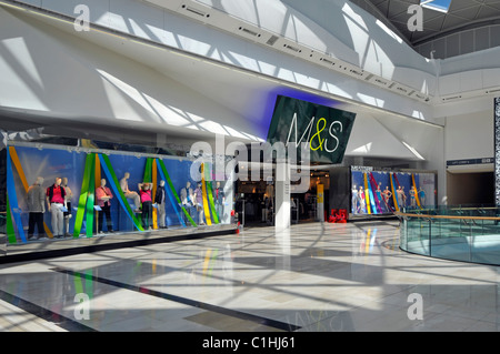 Schaufensterdisplays von Marks und Spencer und M&S-Schild über dem Eingang im Westfield Einkaufszentrum Shepherds Bush White City London England Großbritannien Stockfoto