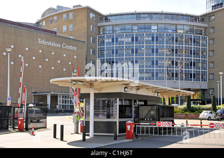 London street scene Eingang zu BBC Television Centre Gebäude mit sicherheitszentrale für Fahrzeug Beenden & Eingang Weiße Stadt London England Großbritannien Stockfoto