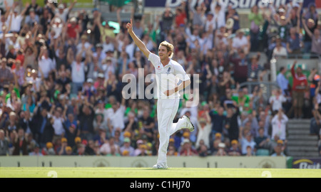 Stuart Broad feiert nach dem Schließen von Brad Haddin während der fünften Testspiel der Asche auf das Oval, London, England. Stockfoto