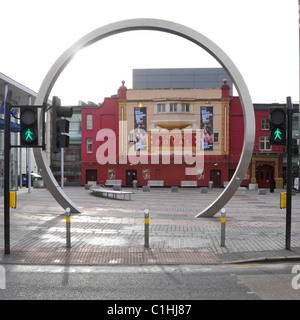 Stratford London street scene Theatre Royal Osten in der städtischen Landschaft durch moderne ring Skulptur neben Fußgängerüberweg Newham England UK gerahmt Stockfoto