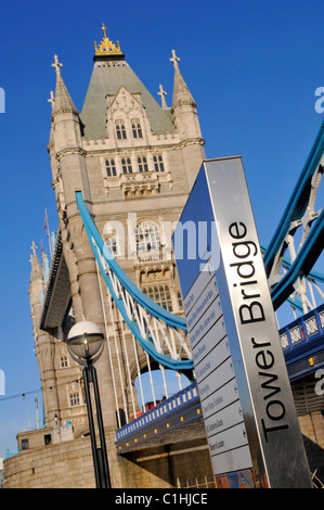 Street Scene moderne lesbar London street sign Post neben ikonischen historischen Tower Bridge auf blauen Himmel tag Tower Bridge Road Southwark England Großbritannien Stockfoto