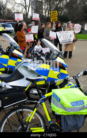 Kleine Gruppe von Radfahren Mitkämpfer bei Foto Gesetzgebung über Lkw-blinde Flecken polizeiliche Unterstützung bei Hyde Park Corner London England UK zu fördern. Stockfoto