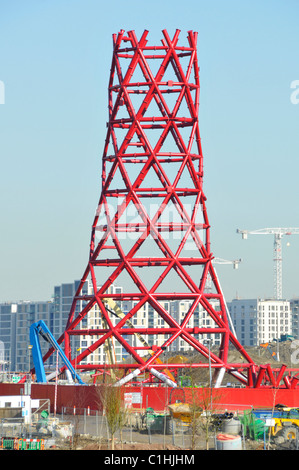 Basis der Stufe der zentralen strukturellen Kern der Red Steel Spalte auf ArcelorMittal Orbit Turm für die Olympischen Spiele 2012 in London Stratford Newham East London Großbritannien Stockfoto