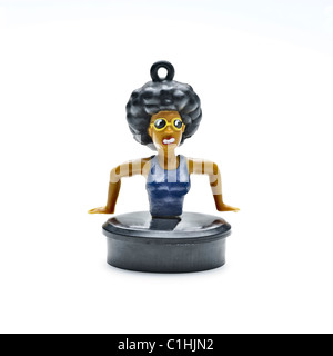 Schwarzem Kautschuk-Ablass-Schraube mit Frauen Marionette, isoliert auf weiss mit Schatten Stockfoto