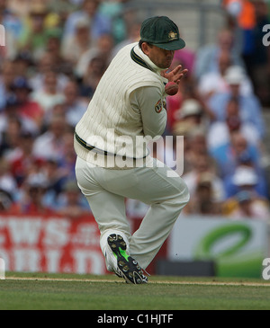 Ricky Ponting ist in das Gesicht von einem Schuss Matt Prior während der fünften Testspiel der Asche auf das Oval, London, England getroffen. Stockfoto