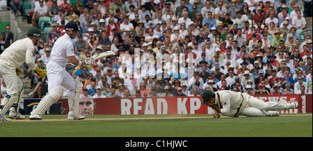 Ricky Ponting ist in das Gesicht von einem Schuss Matt Prior während der fünften Testspiel der Asche auf das Oval, London, England getroffen. Stockfoto