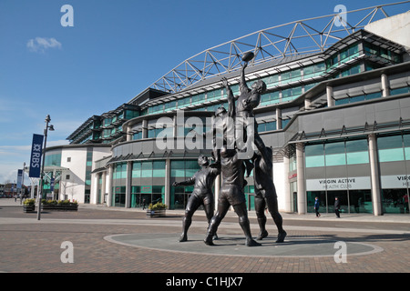 Die 27 m hohe Bronzeskulptur von Gerald Laing, die eine Rugby-Linie vor dem Allianz Stadium in Twickenham, London, Großbritannien darstellt. Stockfoto