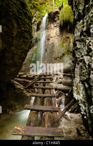 Wasserfall auf einen Stream in europäischen Berg. Stockfoto