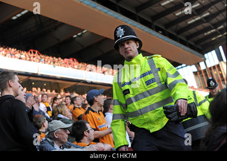 Polizisten, die Polizeiarbeit Fußball Menge uk Stockfoto