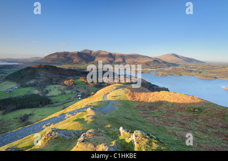 Abend-Frühlingssonne am Skelgill Ufer, Katze Glocken, Skiddaw und Blencathra im englischen Lake District Stockfoto