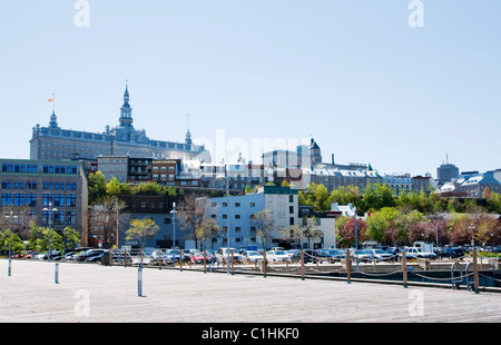 Regierungsgebäude steht hoch über Quebec City Nachbarschaft und Marina in Quebec, Kanada. Stockfoto