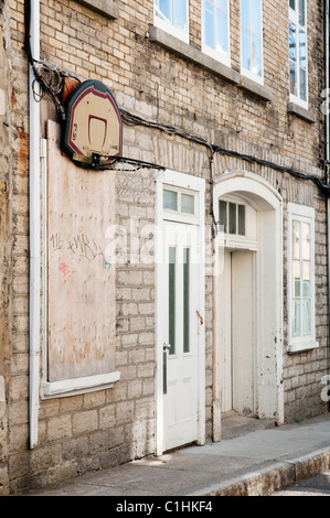 Alle verfügbaren Stadtraum wird in Old Quebec Stadt verwendet, wie gesehen von diesem Basketball-net Setup gegen ein Kulturdenkmal. Stockfoto