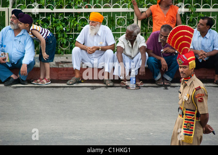 Ein Wachmann an der Wagah Border Flagge Zeremonie Stockfoto