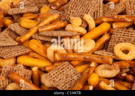 Dies ist eine Mischung aus gesalzenen Brezeln, Getreide Plätze und Cheezy Brot Chips. Stockfoto