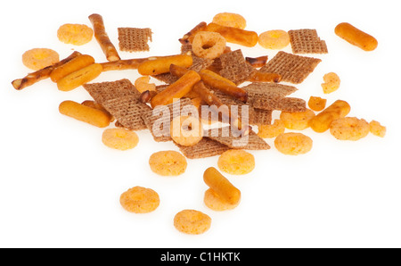 Dies ist eine Mischung aus gesalzenen Brezeln, Getreide Plätze und Cheezy Brot Chips. Stockfoto