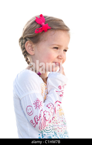 Ein kleines dreijähriges Mädchen auf einen weißen Hintergrund an etwas zu denken. Stockfoto
