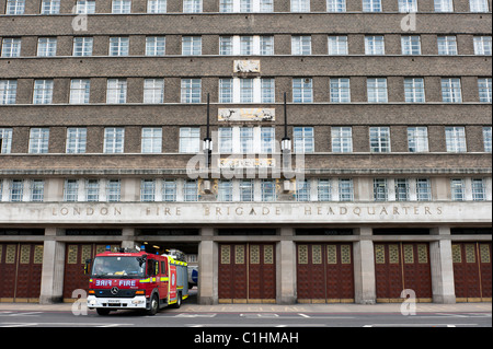 Ein Feuerwehrauto mit Blaulicht Notfall verlässt die Londoner Feuerwehr Hauptquartier auf Albert Embankment. Stockfoto