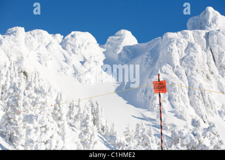 Ski Gebiet Grenze Schild mit Mt.Cain Stockfoto