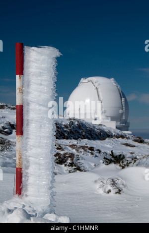 Eisige Kälte und starke Winde prägen schöne Eisformationen. Hinter dem William Herschel Telescope ist sichtbar (La Palma). Stockfoto