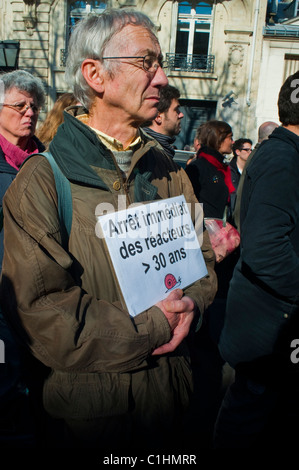 Paris, Frankreich, Franzosen Demonstrieren Gegen Atomkraft, Man Holding unterschreibt: "Alle Kernkraftwerke älter als 30 Jahre" ältere Menschen Stockfoto