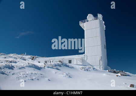 Schneelandschaft mit dem schwedischen Solar Tower (SST) auf dem Roque de Los Muchachos Observatorium auf La Palma. Stockfoto