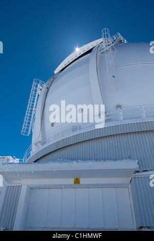 Die Kuppel des William Herschel Telescope und der wolkenlose Himmel des Roque de Los Muchachos Observatorium. Stockfoto