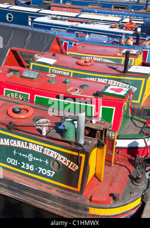 Bunte lange Boote auf Gas Street Basin im Zentrum von Birmingham, England. Stockfoto