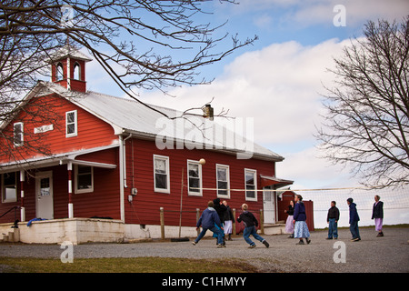 Amische Kinder spielen Volleyball an einem Einzimmer-Amish Schulhaus, PA Stockfoto