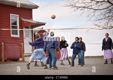 Amische Kinder spielen Volleyball an einem Einzimmer-Amish Schulhaus, PA Stockfoto