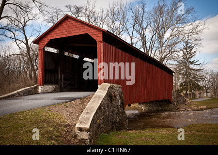 Amish gebaut Pool Schmiede Covered Bridge Caenarvon Township, PA Stockfoto