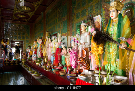 Anzeige der Statuen der Nats, Schutzgeister, Taung Kalat, Mount Popa, Myanmar Stockfoto