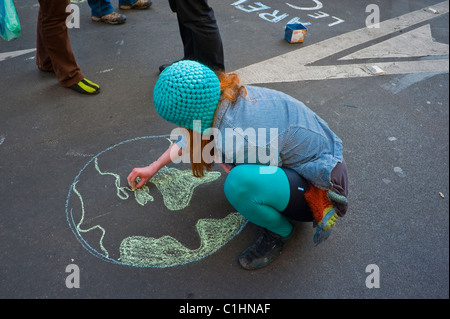 Paris, Frankreich, Franzosen demonstrieren gegen Atomkraft, Frau zieht den Globus vor Ort, Frankreich-Aktivismus im umweltbereich, Street Art, globales Problem Stockfoto