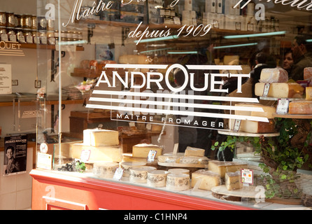 Paris, Frankreich - Androuet, berühmte Fromagerie in der Rue Mouffetard Stockfoto