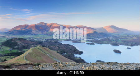 Dramatic spätabends Sonneneinstrahlung auf Skiddaw und Blencathra im englischen Lake District, Katze Glocken entnommen Stockfoto